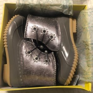 BNIB Jack Rogers Miss Chloe Metallic Dove Grey girl boots